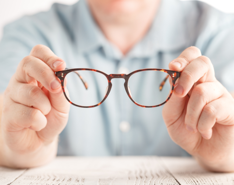5 coisas que você não deve fazer com seus óculos